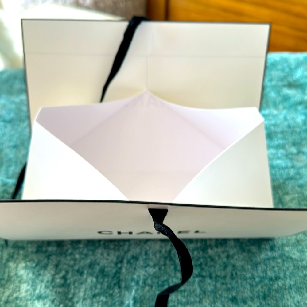 CHANEL White Gift Bag with Black Tie Ribbon UNISEX NWOT - Picture 8 of 8